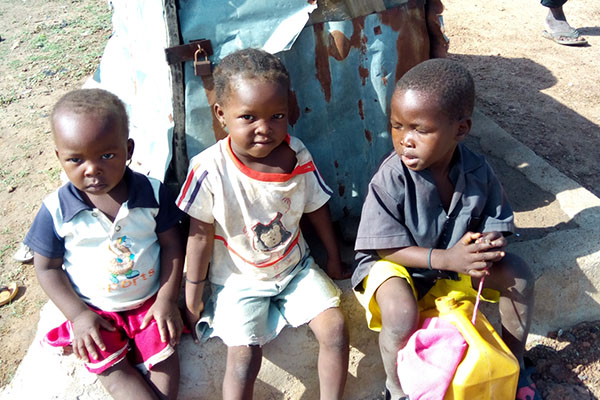 20-nigeria-criancas-sentadas-