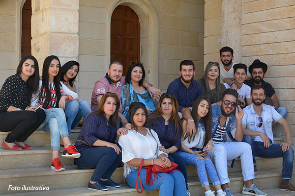 25-iraque-jovens-sentado-em-escadaria