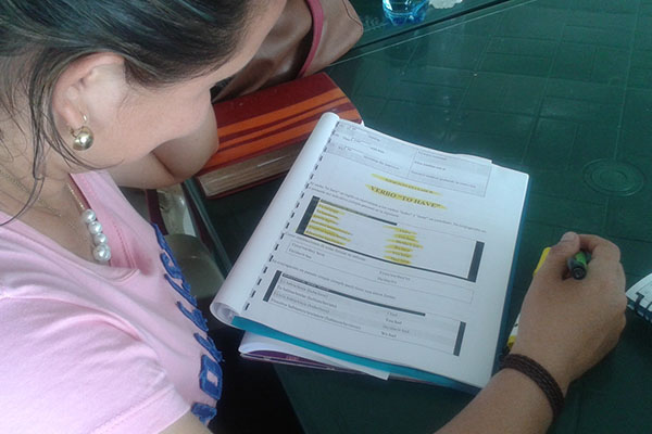 01-colombia-mulher-estudando