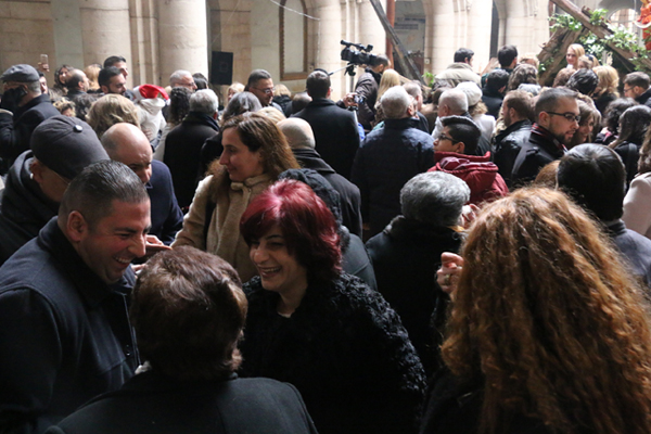 20-siria-em-meio-a-guerra-familias-muculmanas-vao-a-igreja