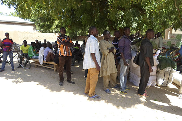 refugiados-esperando-por-ajuda-emergencial-