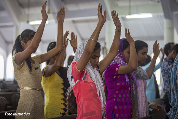 jovens-adorando-durante-treinamento