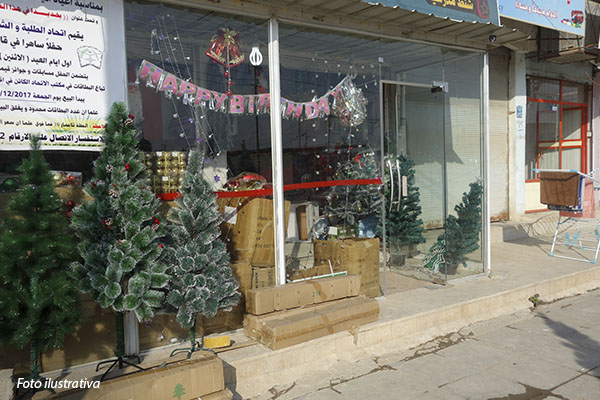 vitrines-exibem-arvores-de-natal-em-qaraqosh